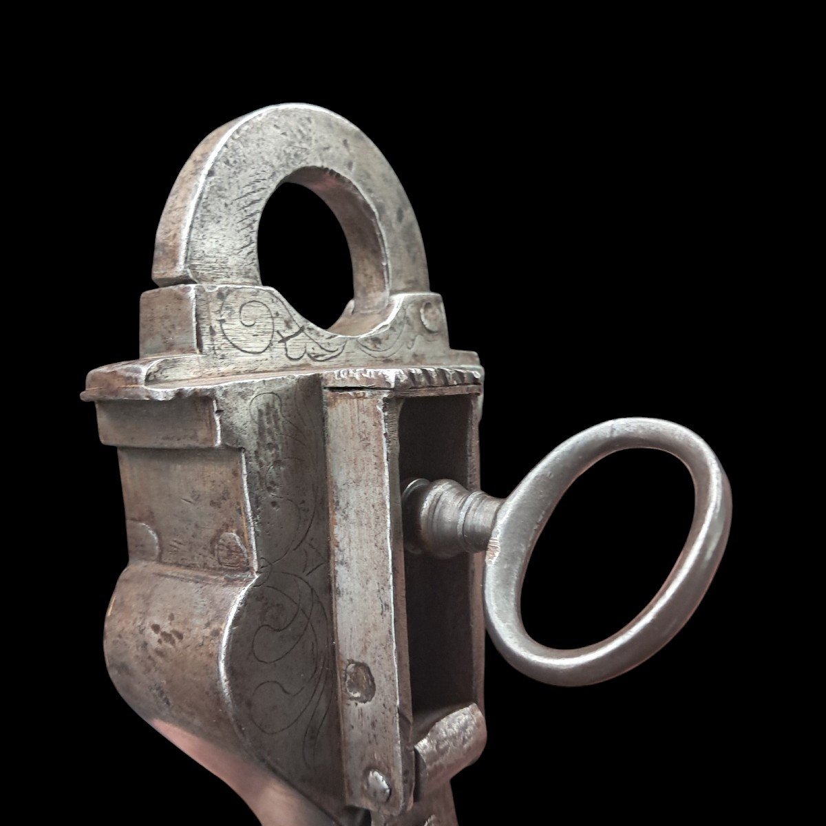 Engraved Wrought Iron German Padlock XVII Century-photo-2