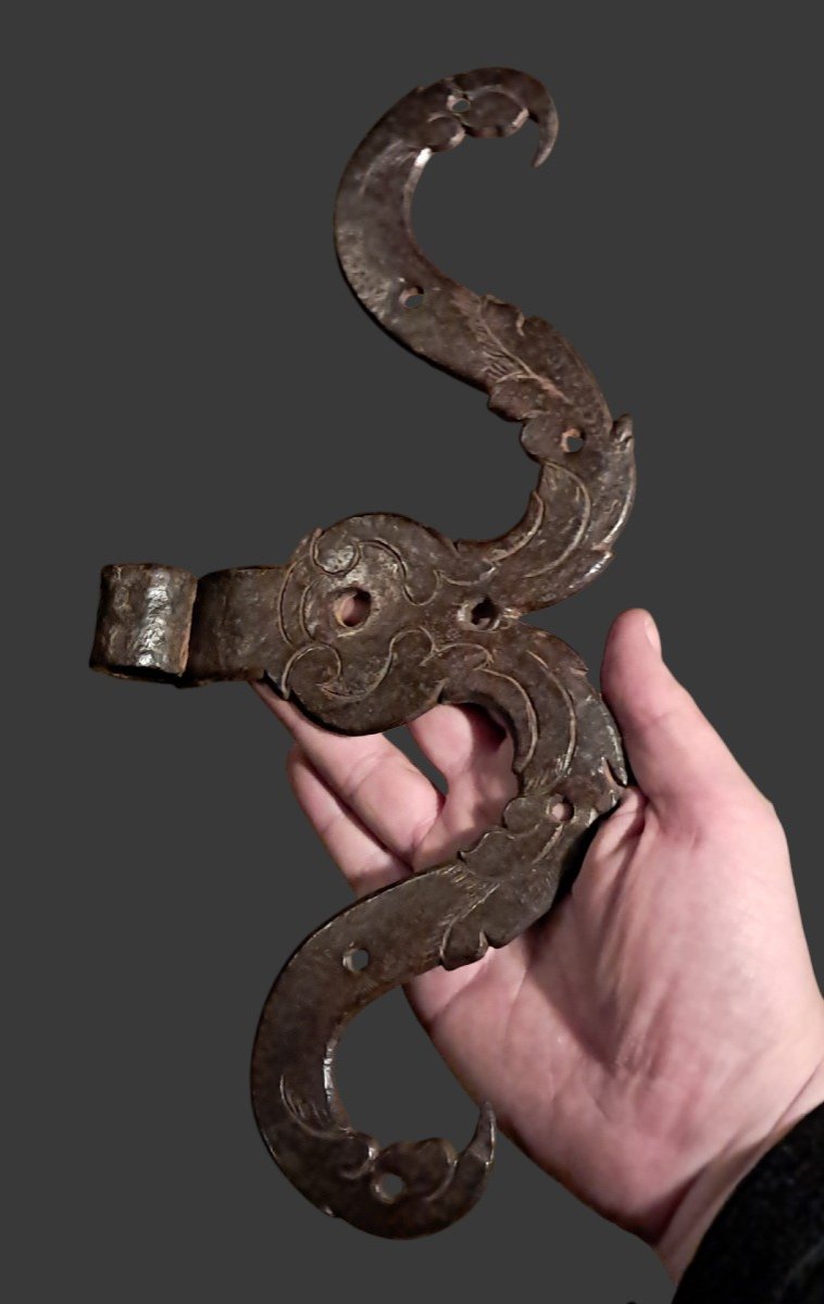 Important Pair Of "moustache" Door Hinges In Forged And Engraved Iron South Tyrol XVII Century-photo-2