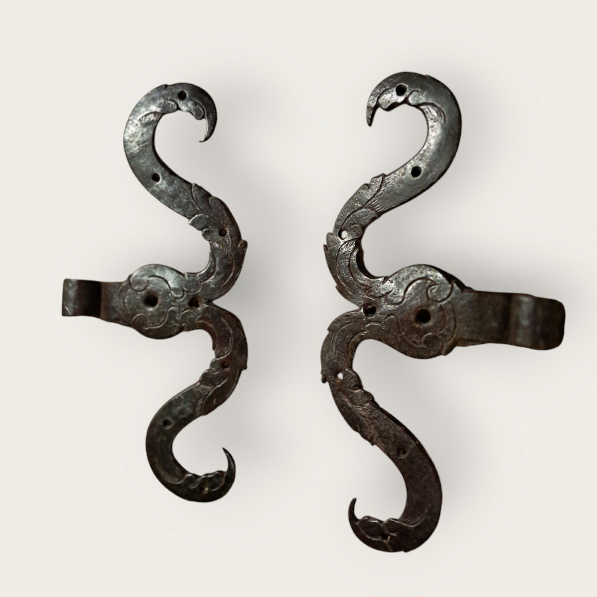 Important Pair Of "moustache" Door Hinges In Forged And Engraved Iron South Tyrol XVII Century-photo-2