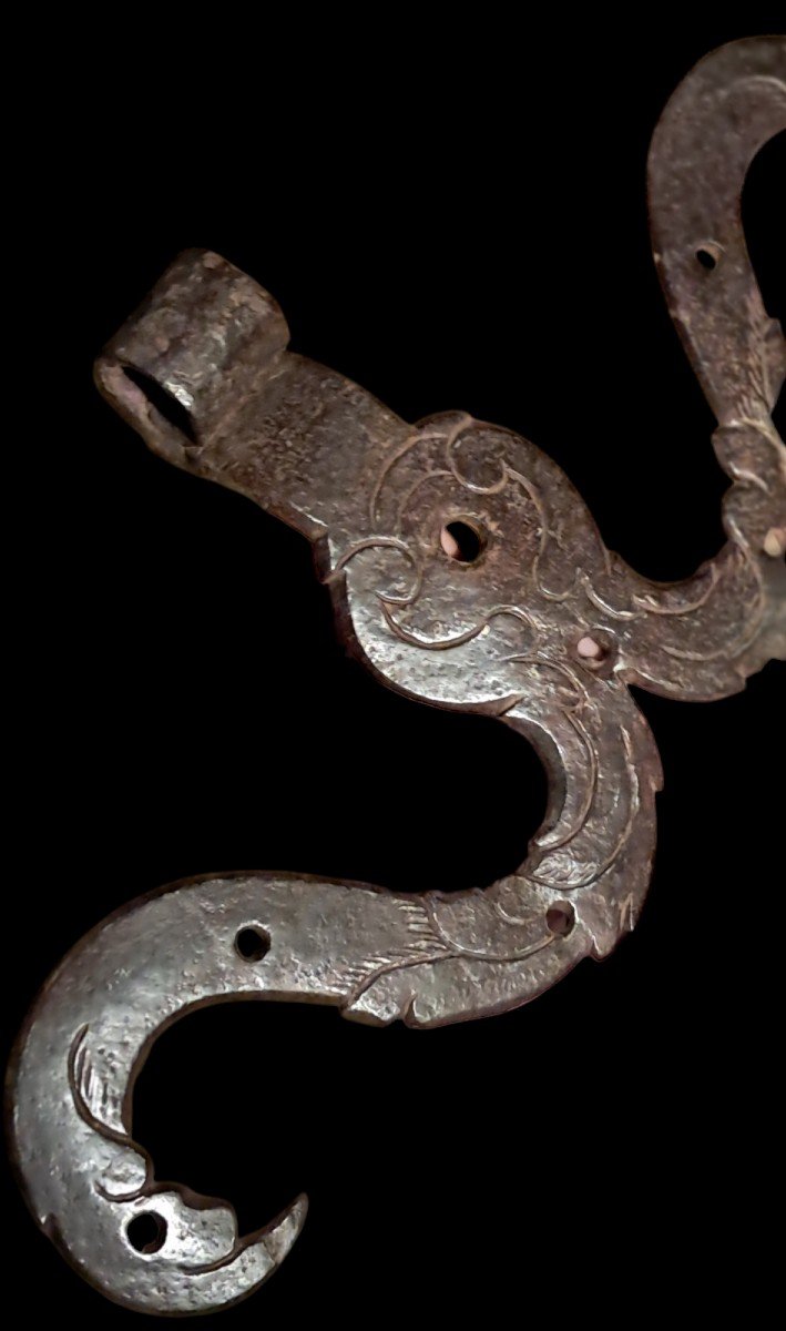 Important Pair Of "moustache" Door Hinges In Forged And Engraved Iron South Tyrol XVII Century-photo-4