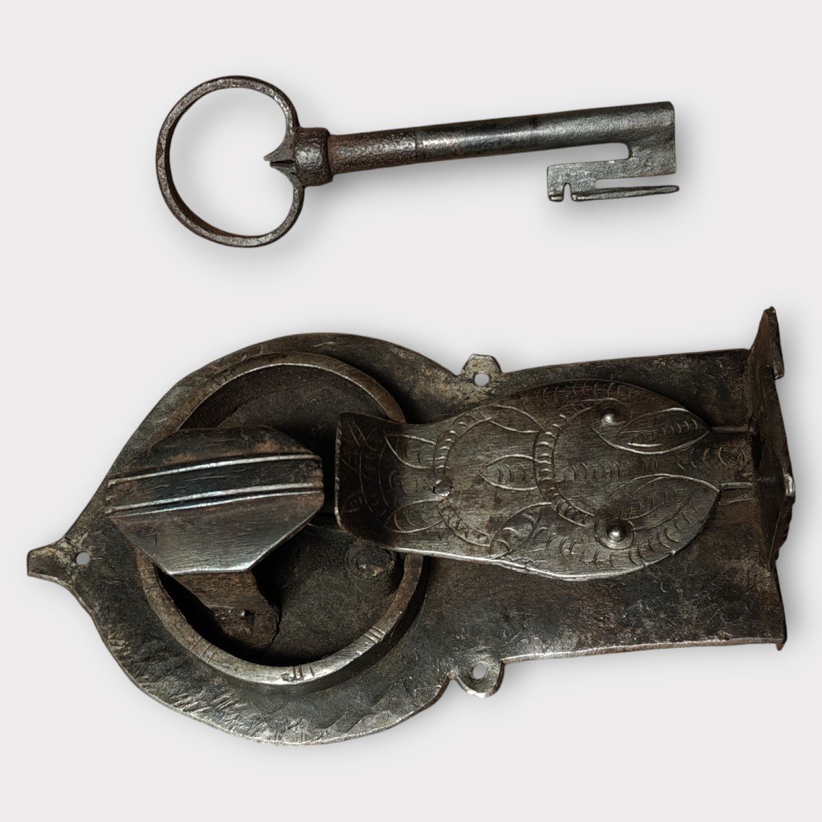 Engraved Wrought Iron Chest Lock XVII Century With Key-photo-2