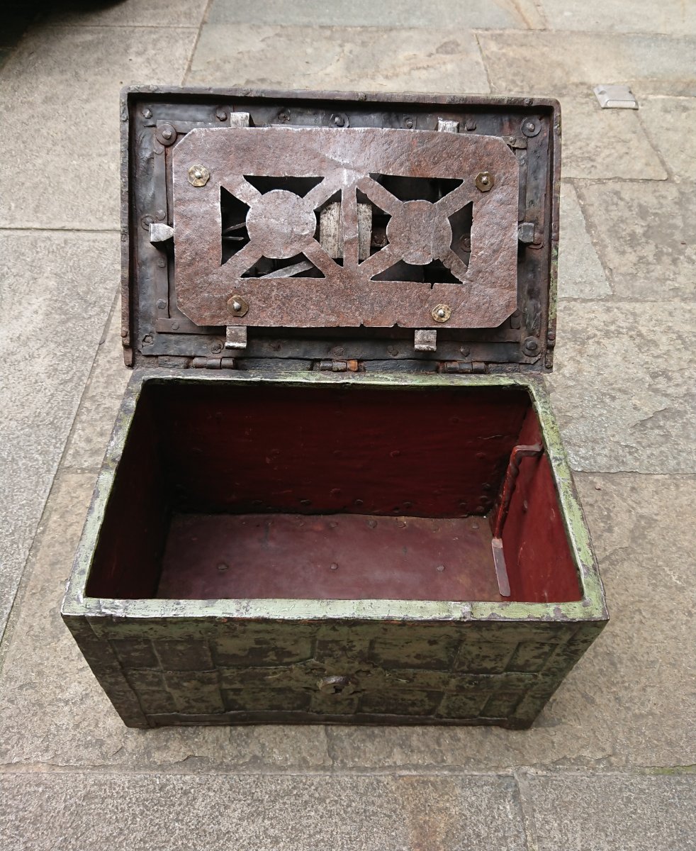 Safe Nuremberg Early Eighteenth Century-photo-3