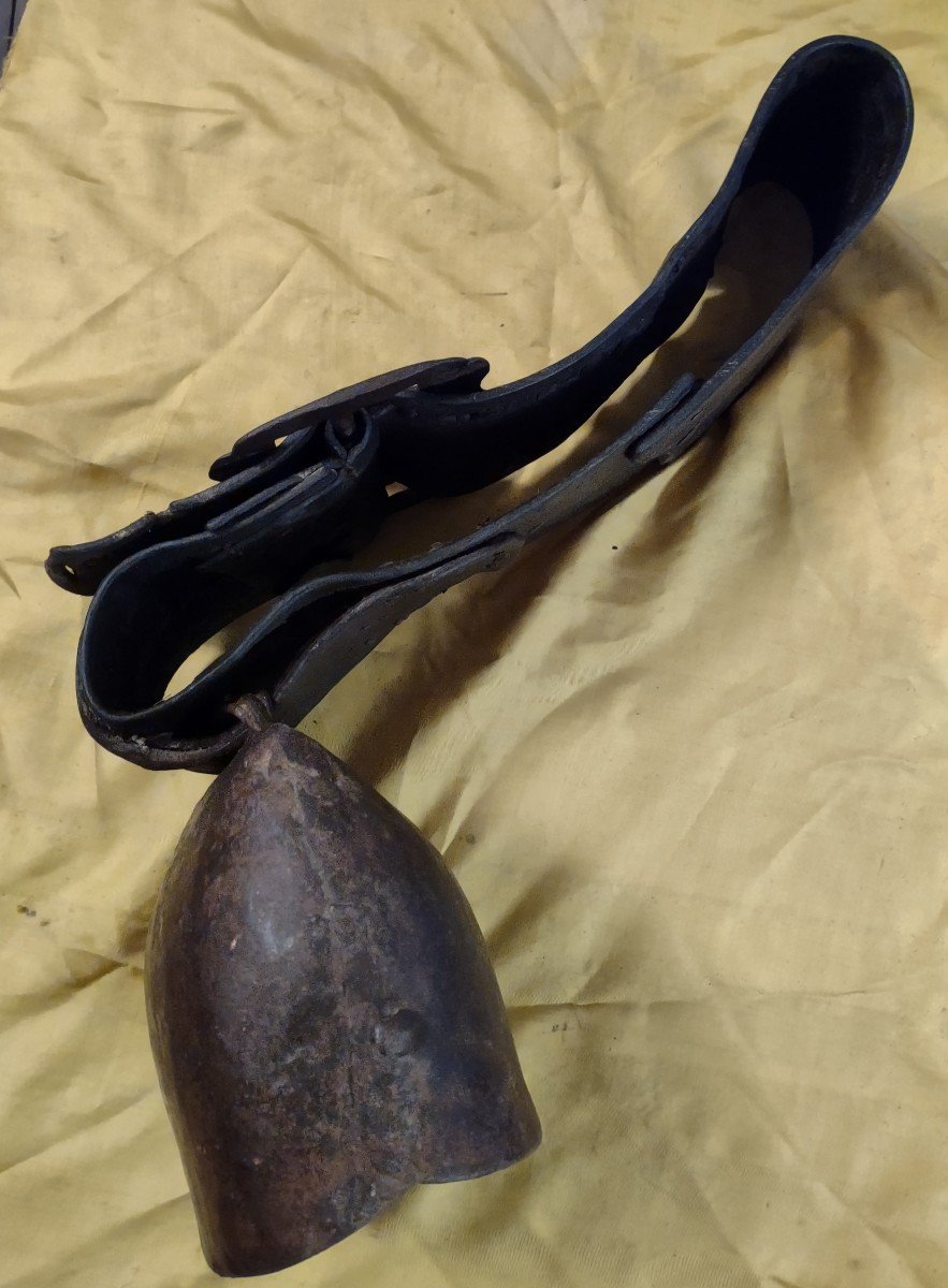 Large Iron Cow Bell With Leather Strap Nineteenth Century-photo-3