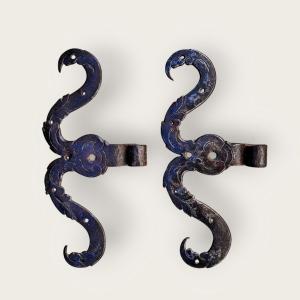 Important Pair Of "moustache" Door Hinges In Forged And Engraved Iron South Tyrol XVII Century