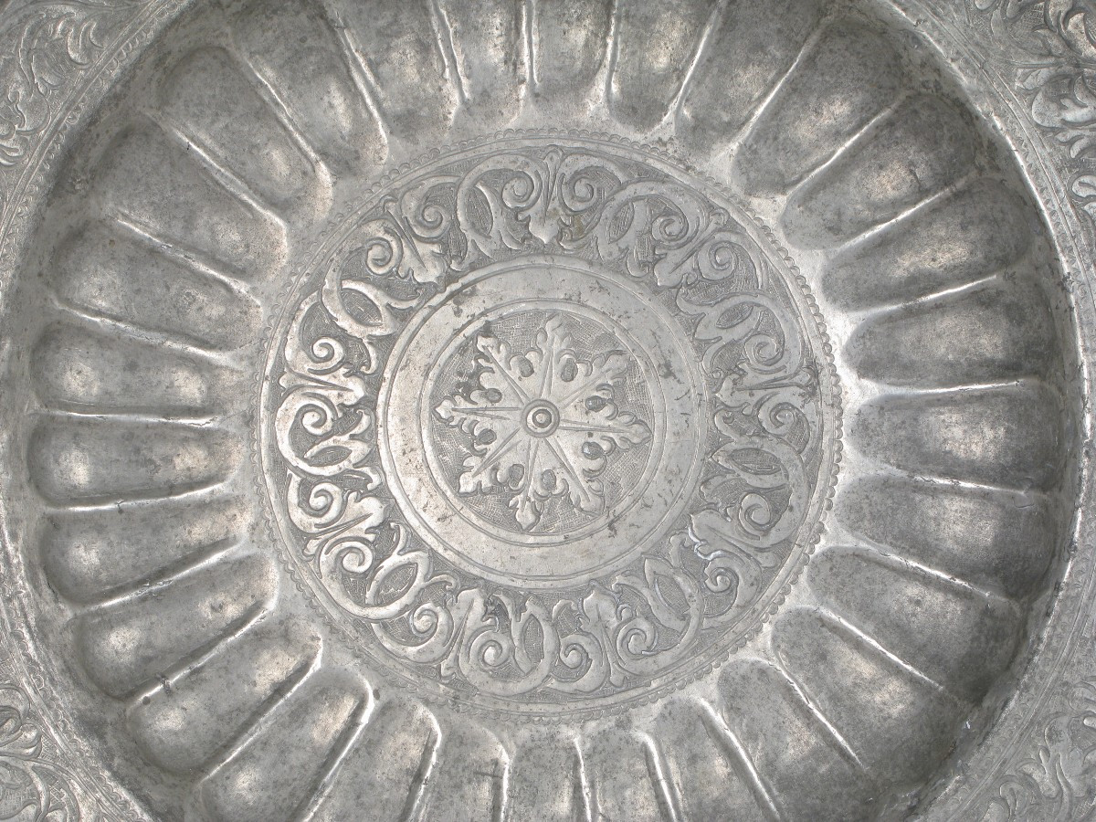 Plateau Circulaire En étain Repoussé Et Gravé. XIXe/xxe Siècle-photo-2