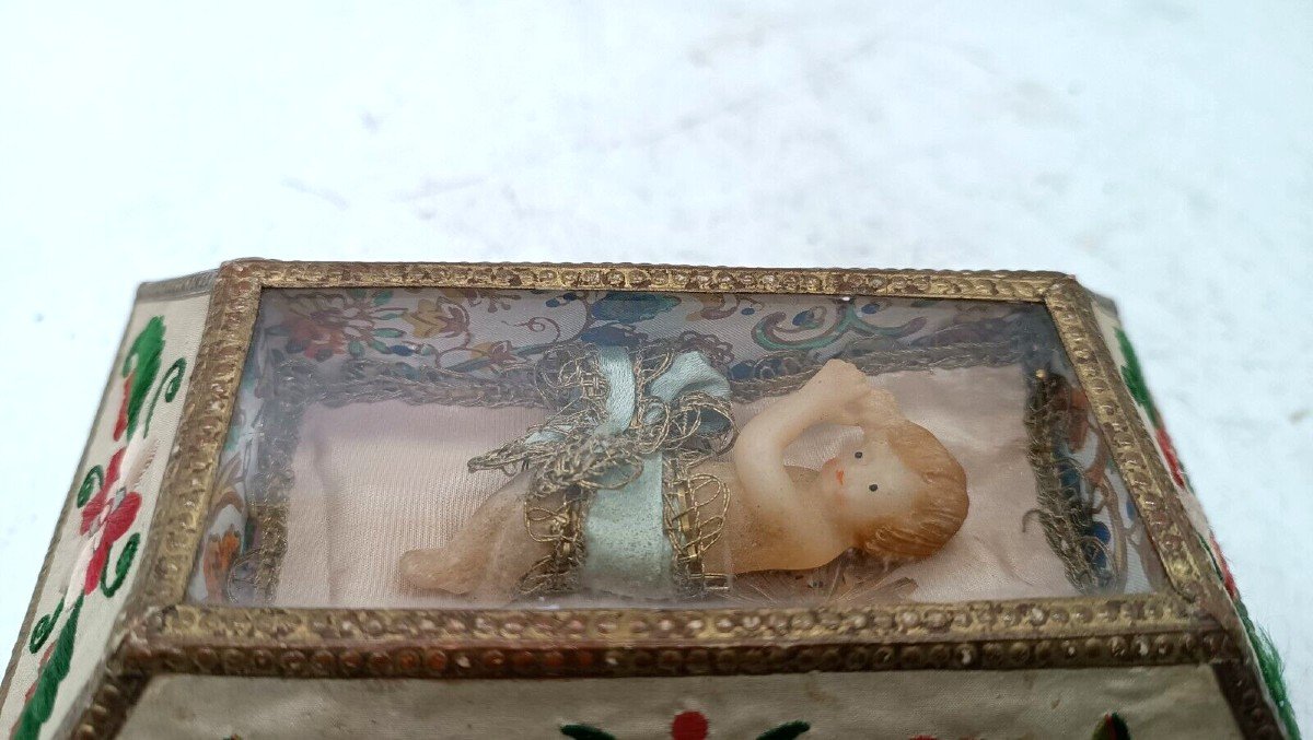 Exceptional 19th Century Embroidered Fabric Box With Wax Child-photo-3