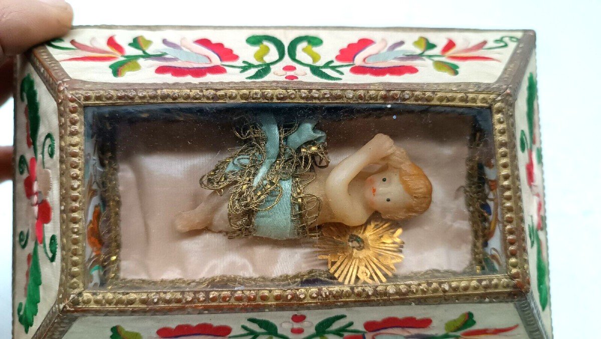 Exceptional 19th Century Embroidered Fabric Box With Wax Child-photo-4