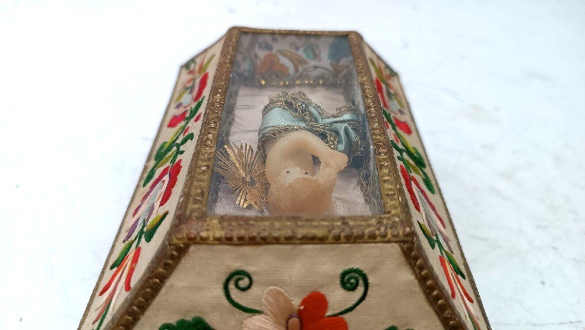 Exceptional 19th Century Embroidered Fabric Box With Wax Child-photo-1