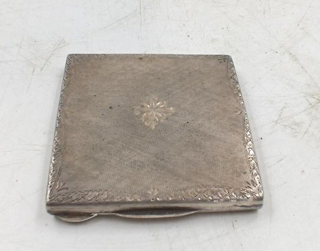 Powder Compact In Chiseled Silver From The Early 1900s - 800 Fineness