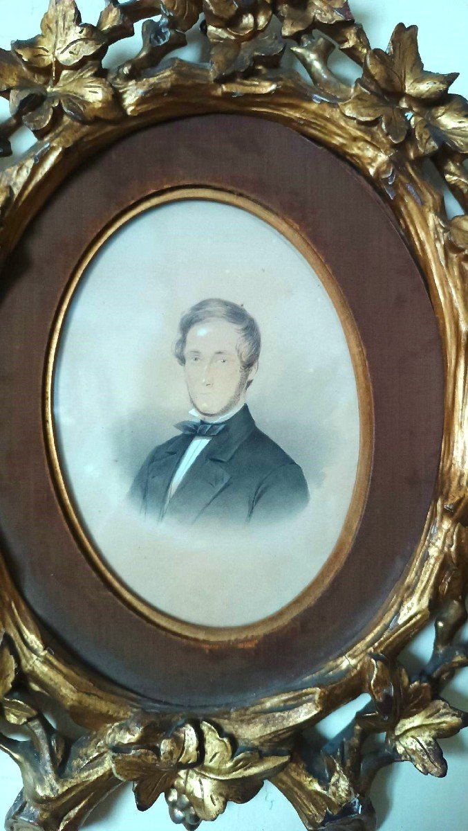 Antique Golden Carved Oval Frame With Portrait Drawing And White Lead Of A Gentleman-photo-2