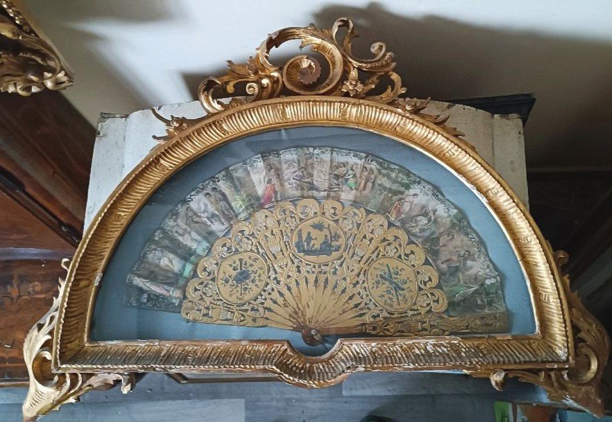 Antique Fan, End Of The 18th Century, Painted Paper And Wood And Gold - Antique Frame