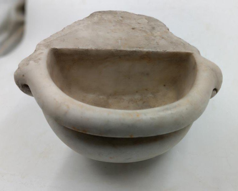 17th Century Tuscan Carrara Marble Stoup-photo-3