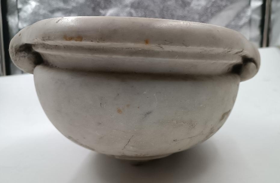 17th Century Tuscan Carrara Marble Stoup-photo-1