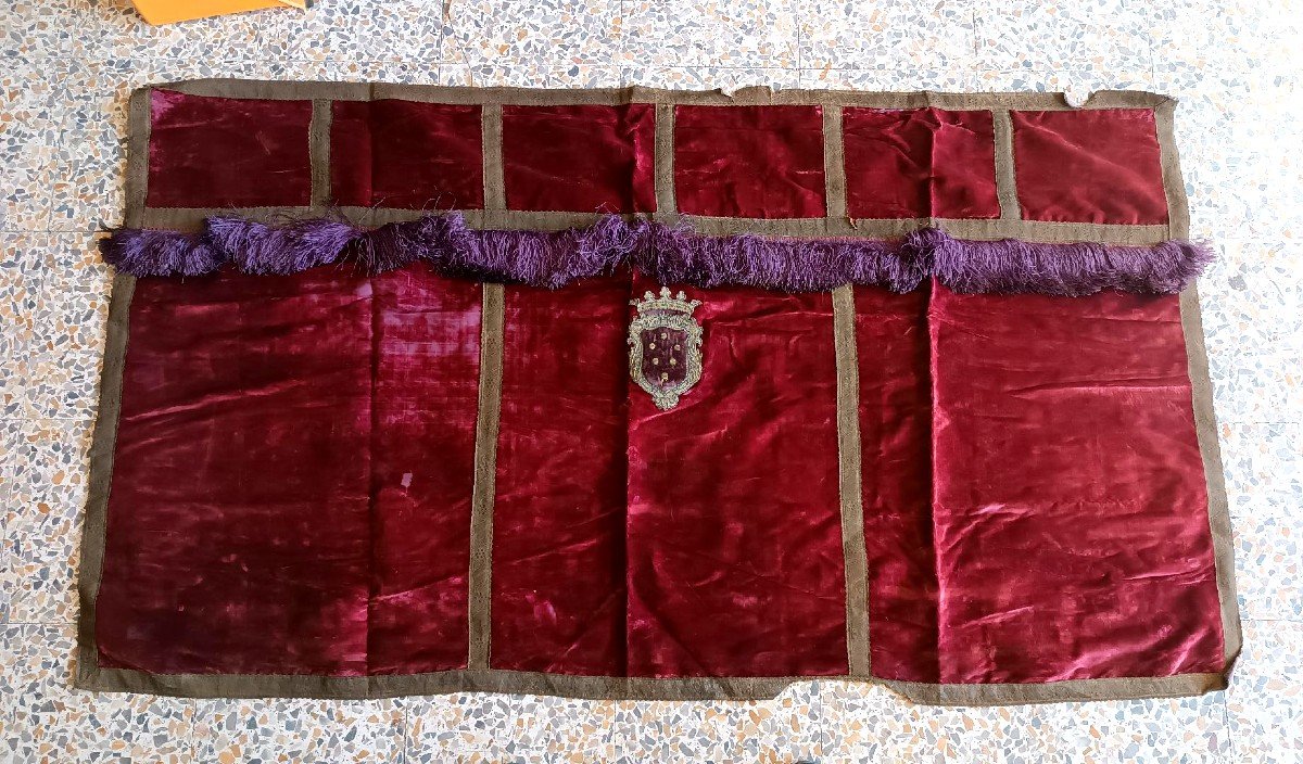 Drap de parade ancien, armoiries Médicis en velours de soie brodé. Italie 17\18ème siècle