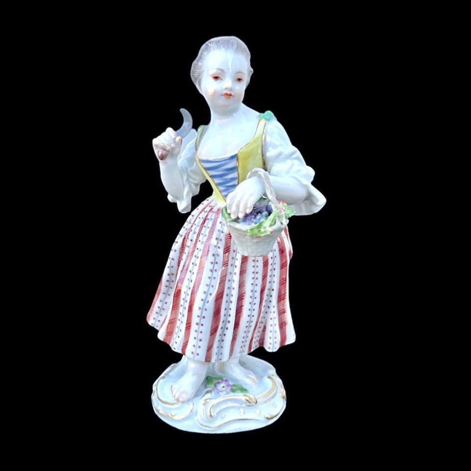 Sculpture En Porcelaine Représentant Une Paysanne Avec Une Faucille.meissen