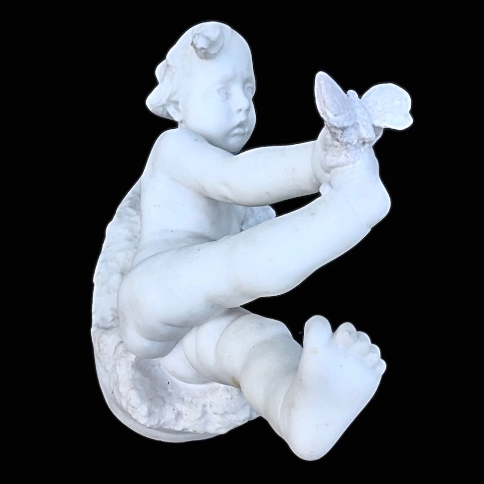Sculpture En Marbre Blanc De Carrare Représentant Un Garçon Jouant Avec Un Papillon.-photo-3