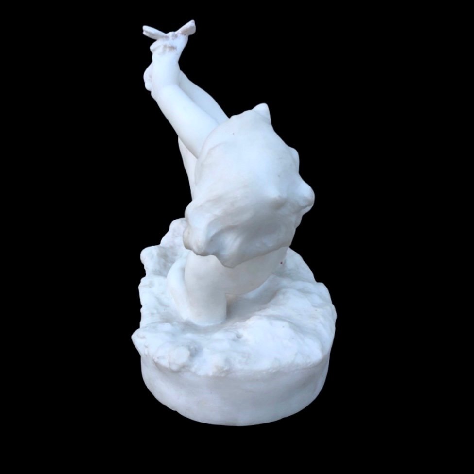 Sculpture En Marbre Blanc De Carrare Représentant Un Garçon Jouant Avec Un Papillon.-photo-4