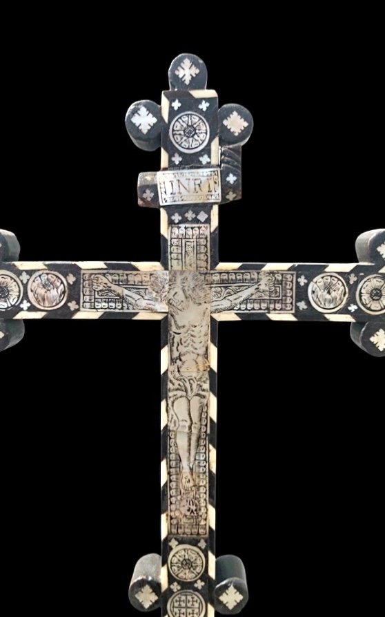 Crucifix en bois d'ébène avec incrustations de nacre avec scènes religieuses -photo-1