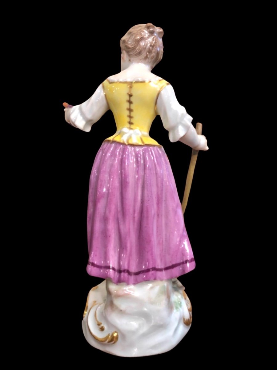 Sculpture en porcelaine, figure d'une paysanne avec un bâton et une grappe de raisin. Meissen. -photo-3