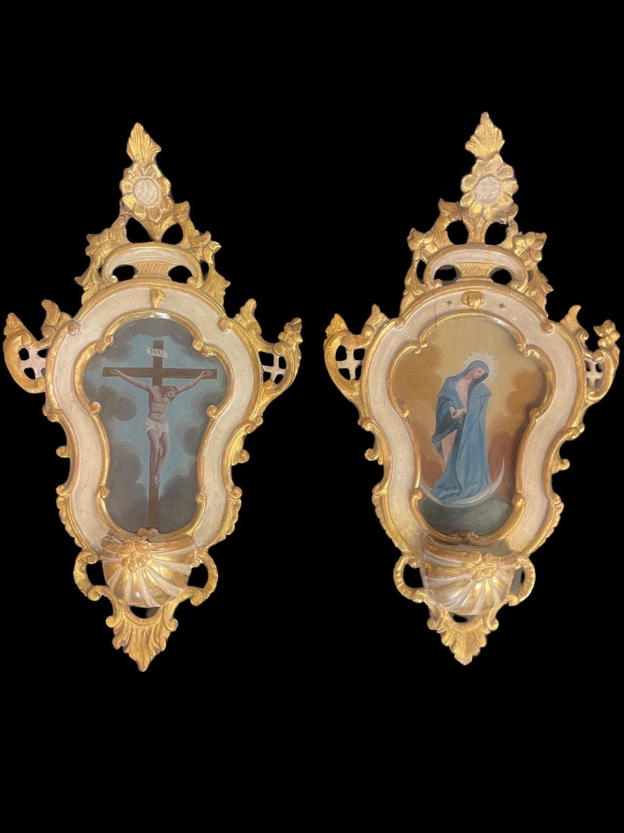 Paire De Bénitiers En Bois Laqué Et Doré Avec Peintures Sur Verre 