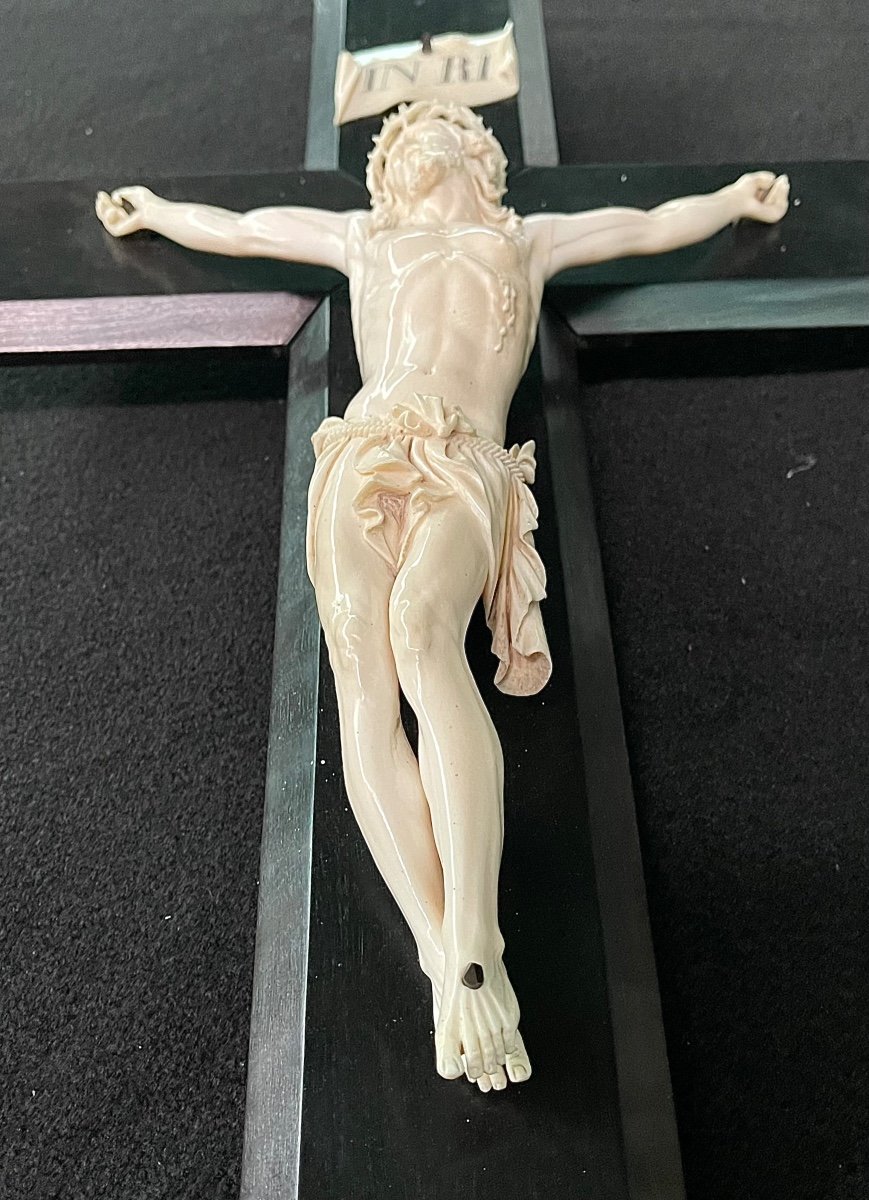 Christ En Ivoire Sur Une Croix En Bois d'ébène -photo-3