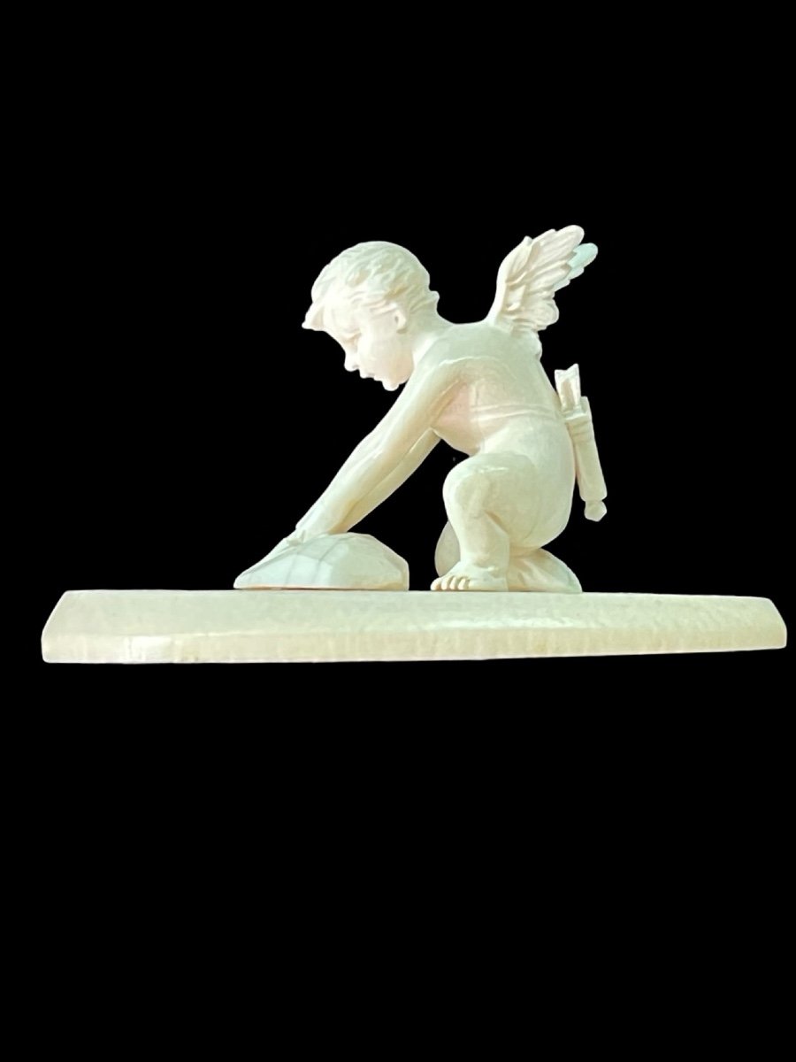 Petite Sculpture En Ivoire Représentant Cupidon Aiguisant Sa Flèche -photo-4