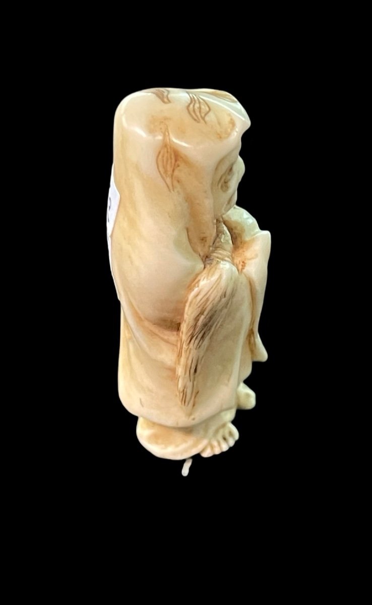 Netsuke En Ivoire Représentant Un Personnage Masculin Avec Un Manteau .japon -photo-2