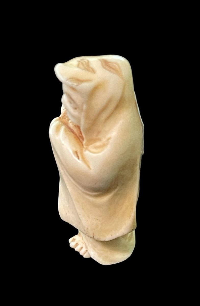 Netsuke En Ivoire Représentant Un Personnage Masculin Avec Un Manteau .japon -photo-3