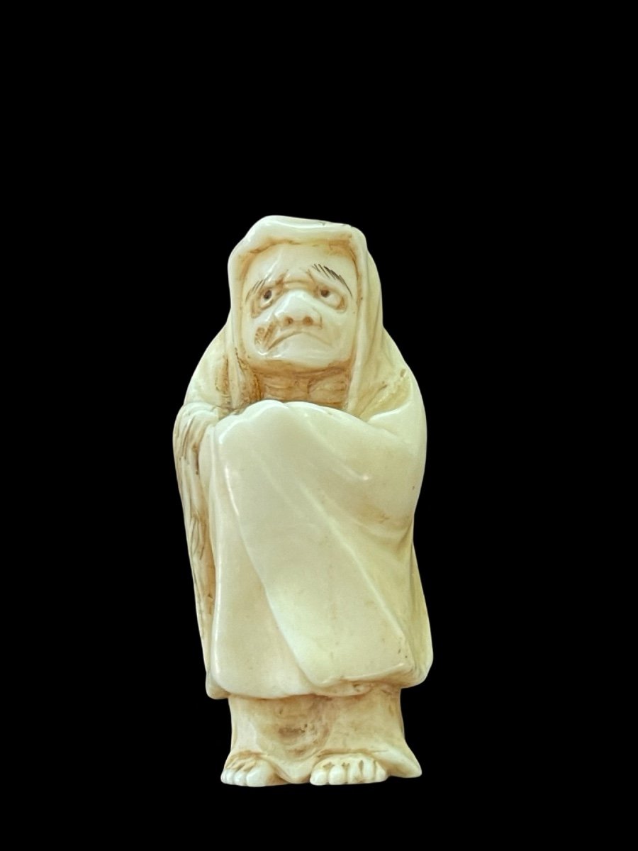 Netsuke En Ivoire Représentant Un Personnage Masculin Avec Un Manteau .japon -photo-1