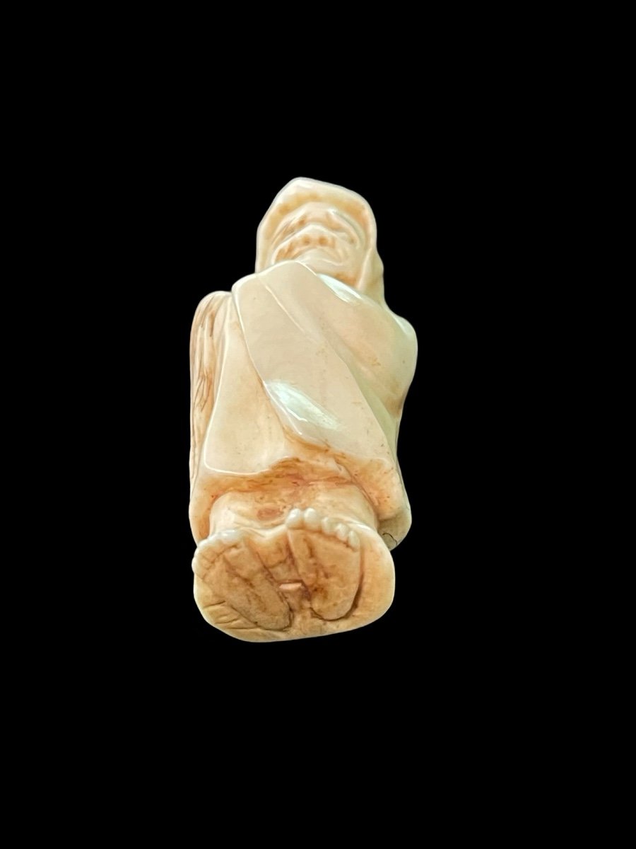 Netsuke En Ivoire Représentant Un Personnage Masculin Avec Un Manteau .japon -photo-2