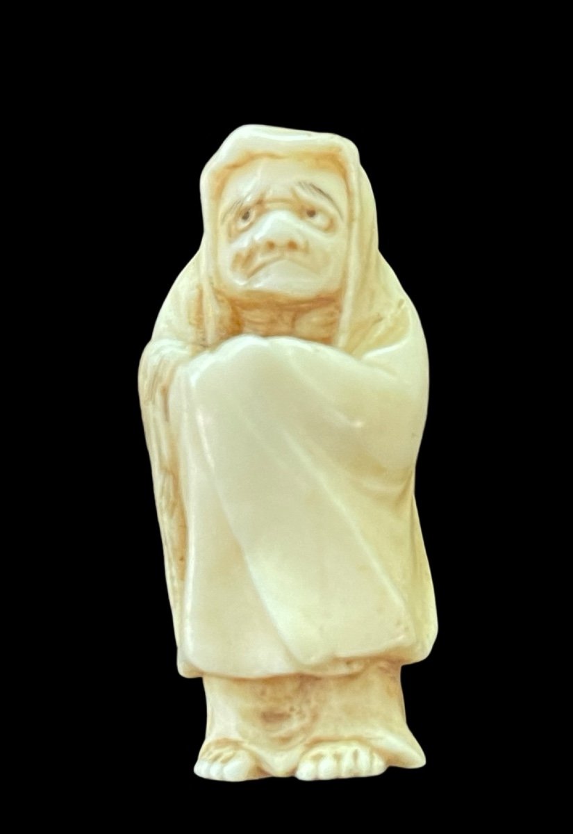 Netsuke En Ivoire Représentant Un Personnage Masculin Avec Un Manteau .japon 