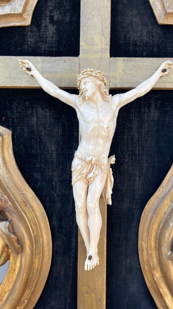 Ivory Christ With Carved Wooden Scroll Frame And Gold Leaf. -photo-3