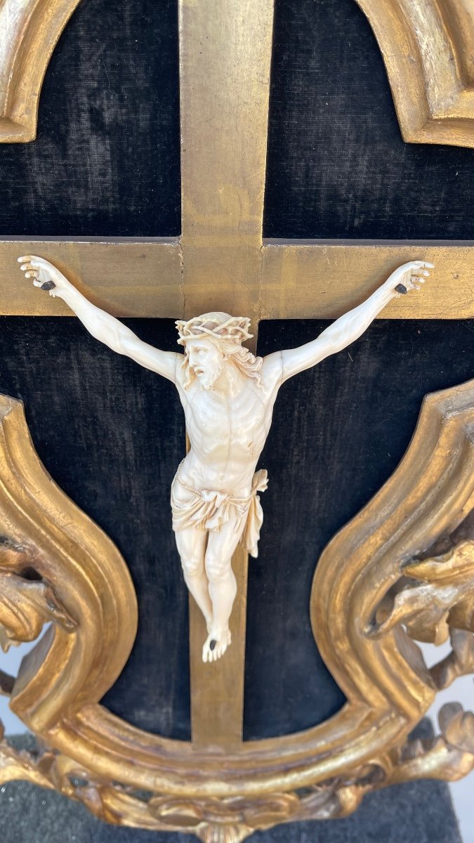 Ivory Christ With Carved Wooden Scroll Frame And Gold Leaf. -photo-4