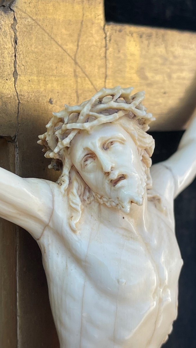 Ivory Christ With Carved Wooden Scroll Frame And Gold Leaf. -photo-2