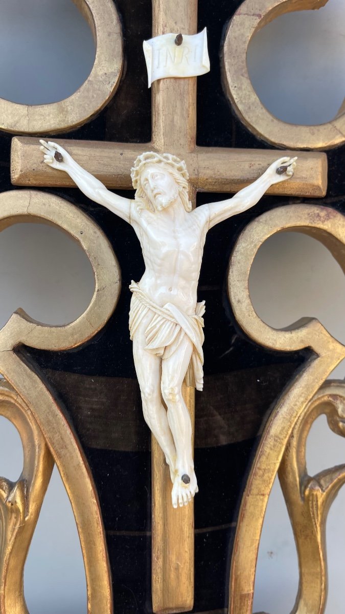 Christ En Ivoire Sur Un Cadre Bénitier En Bois Sculpté -photo-1