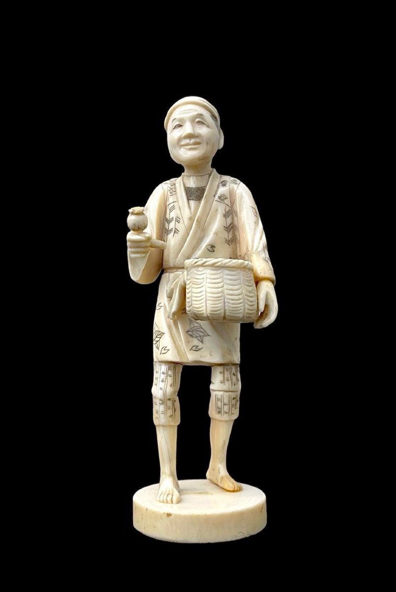 Sculpture Okimono En Ivoire Représentant Un Personnage Masculin Avec Un Panier 