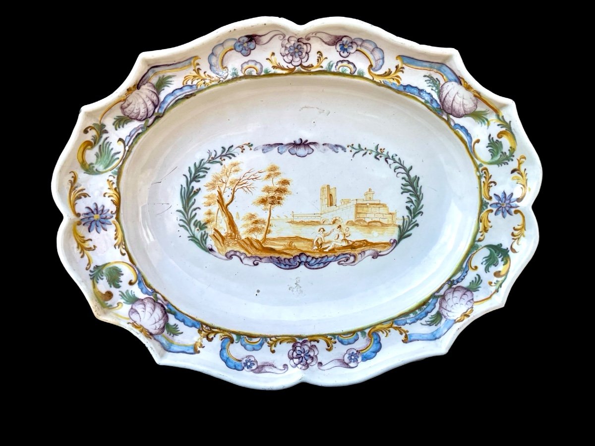 Assiette Ovale à Bord Lobé Et Bord Décoré De Motifs Végétaux Et Rocaille 