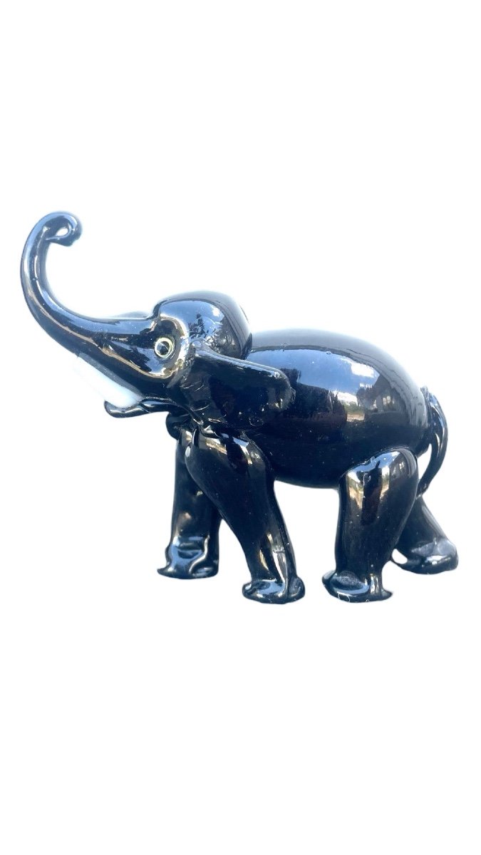 Black Glass Elephant With Milk Glass Tusks. Toso.-photo-2