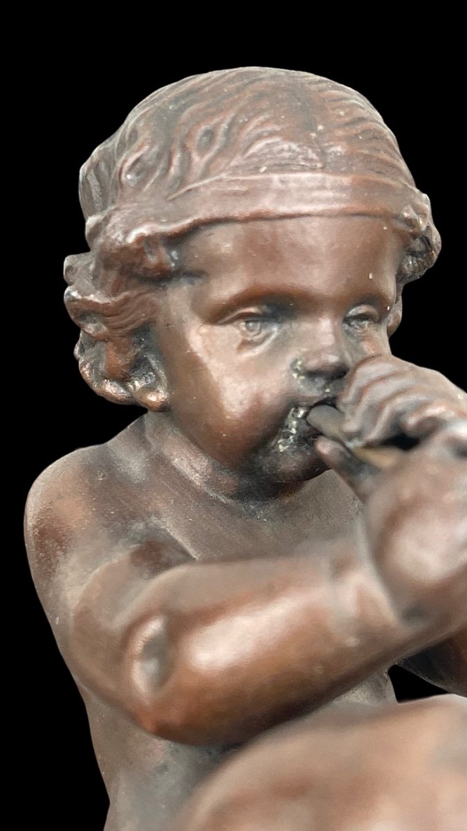 Petite Sculpture En Bronze Représentant Un Putto Jouant De La Flûte. -photo-3