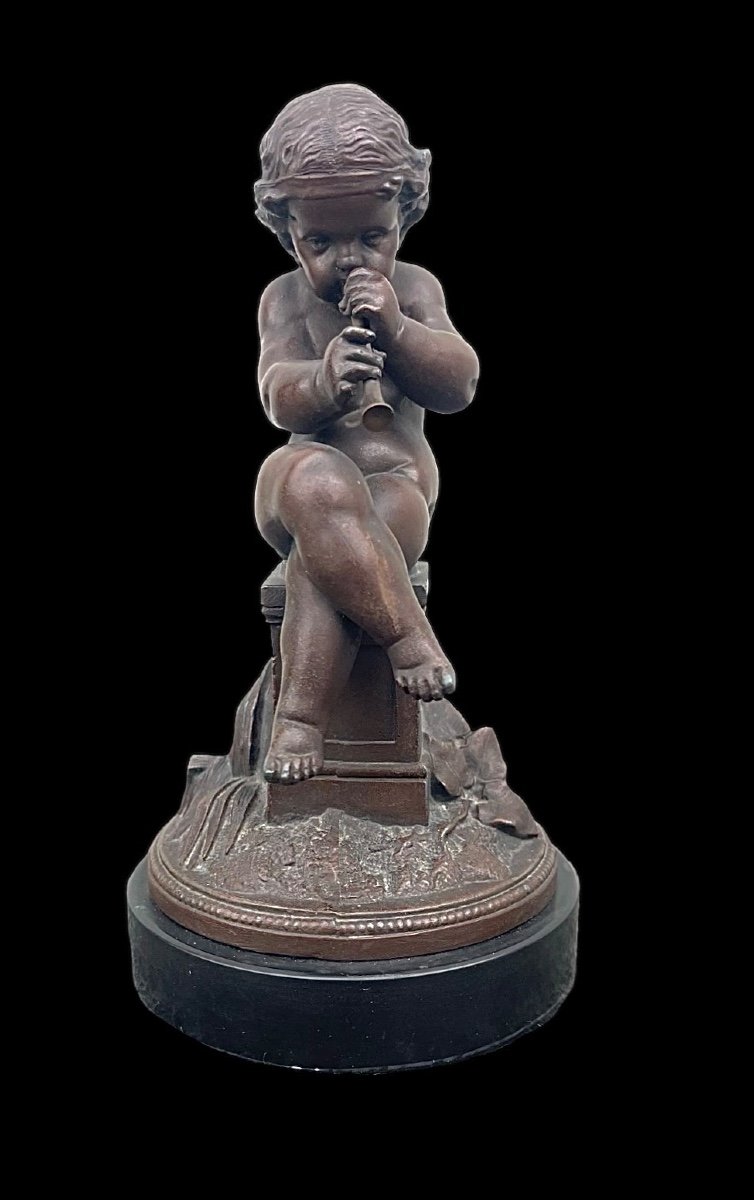 Petite Sculpture En Bronze Représentant Un Putto Jouant De La Flûte. 