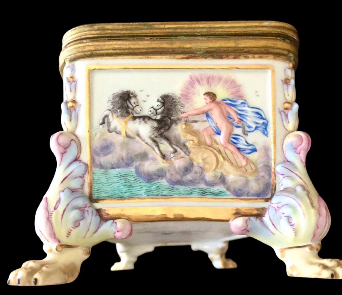 Boîte En Porcelaine Polychrome Et Bronze à Décor De Bas-relief à Décor De Scènes Néoclassiques -photo-2