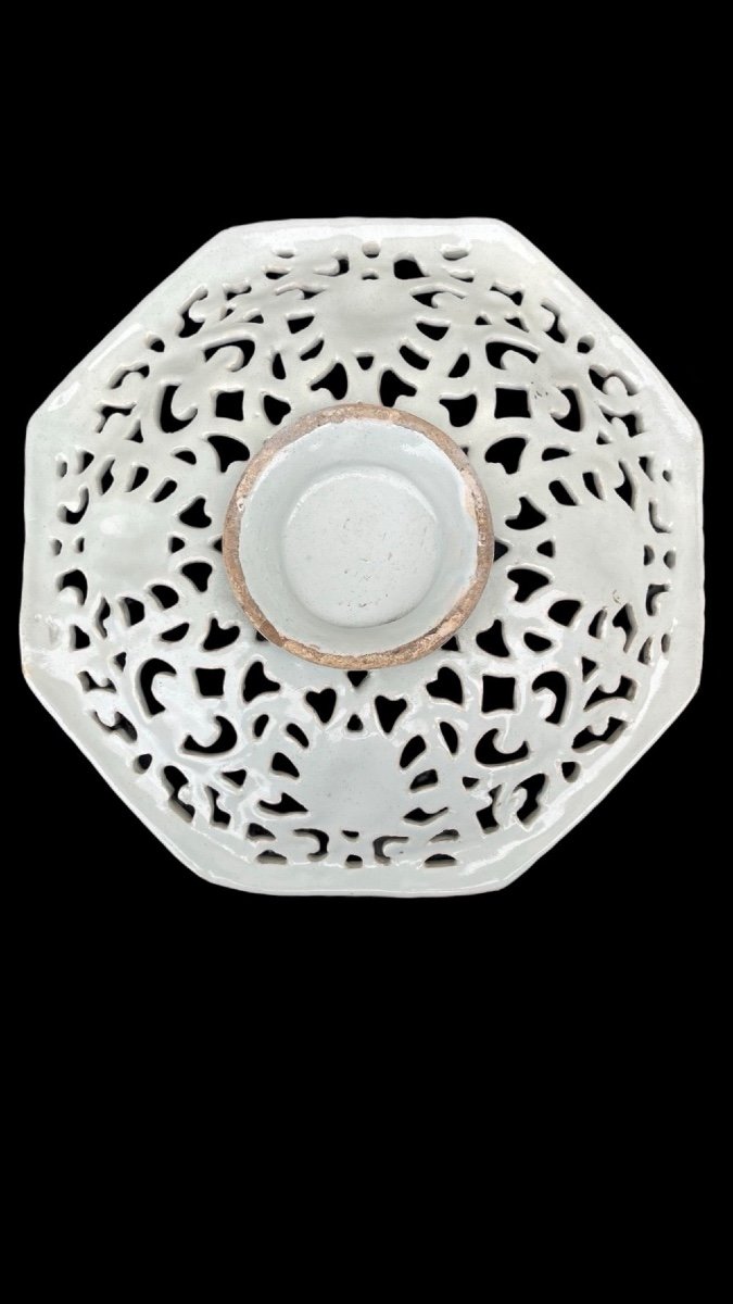 Octagonal-shaped Perforated Majolica Plate With A Monochrome Turquoise -photo-1