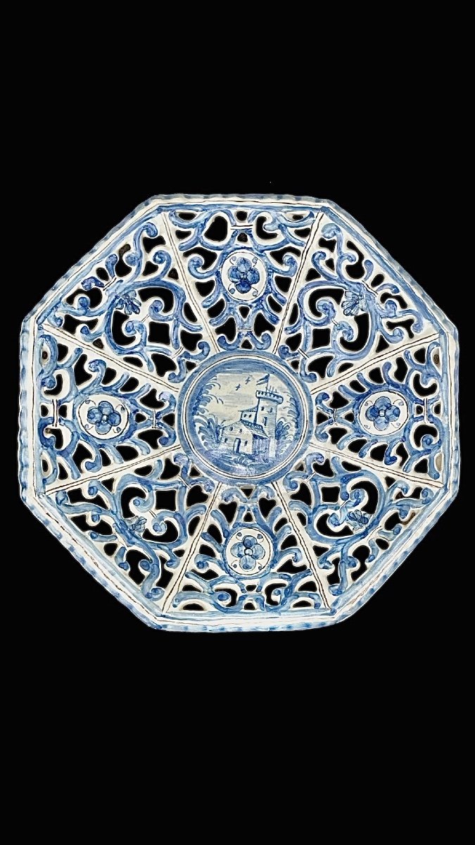 Assiette Octogonale Ajourée En Majolique à Décor Rocaille En Camaïeu Bleu 