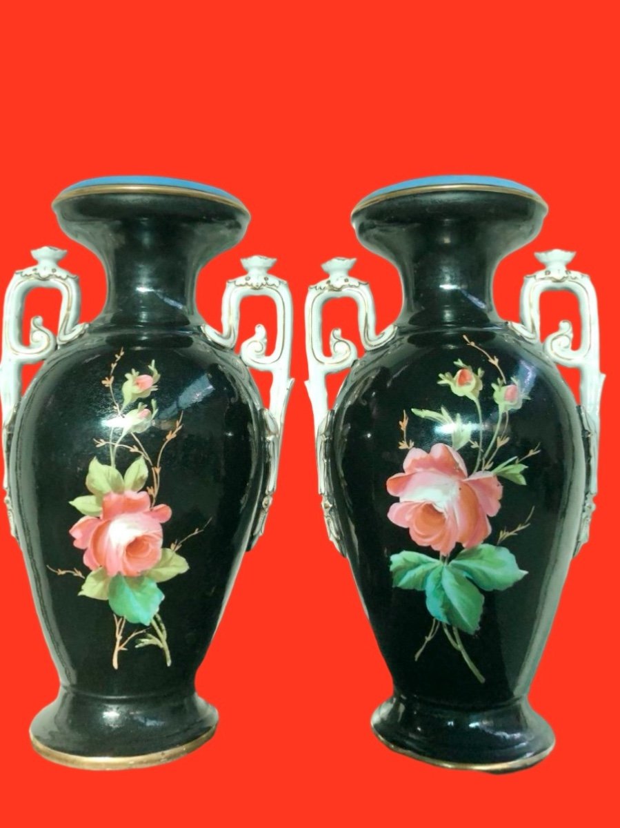 Paire de vases à double anse en porcelaine polychrome à décor de scènes florales et d'oiseaux -photo-2