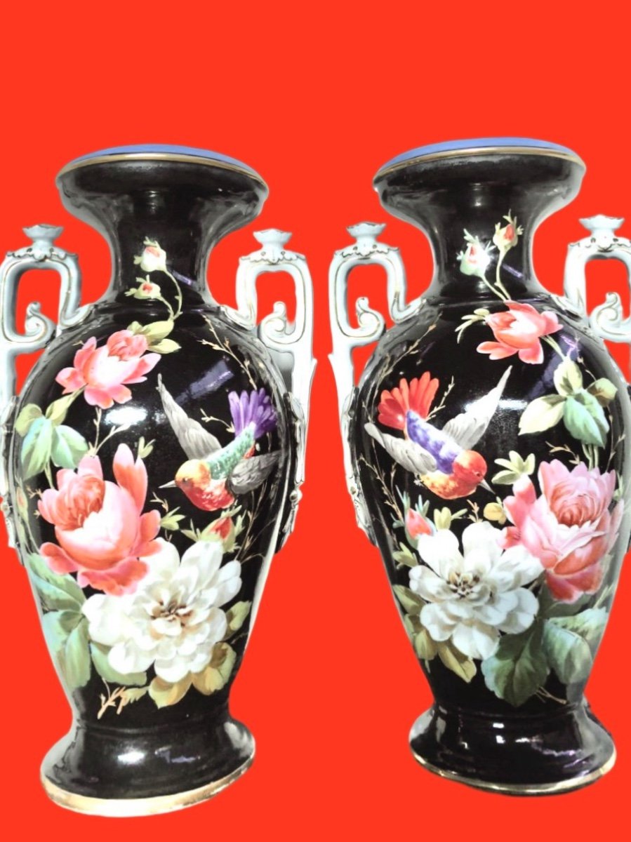 Paire de vases à double anse en porcelaine polychrome à décor de scènes florales et d'oiseaux 