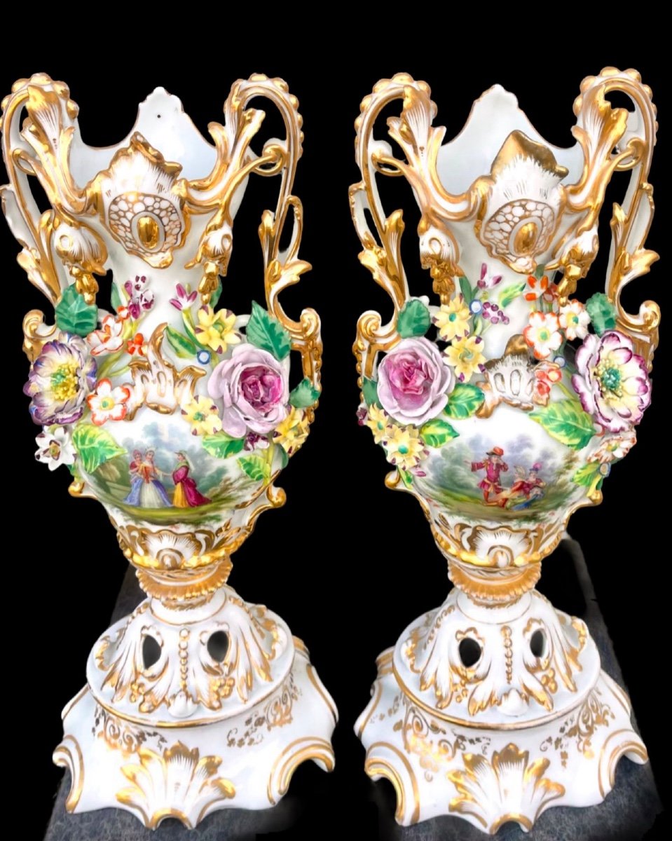 Paire De Vases à Deux Anses En Porcelaine à Décor De Fleurs En Relief, Motifs Végétaux 