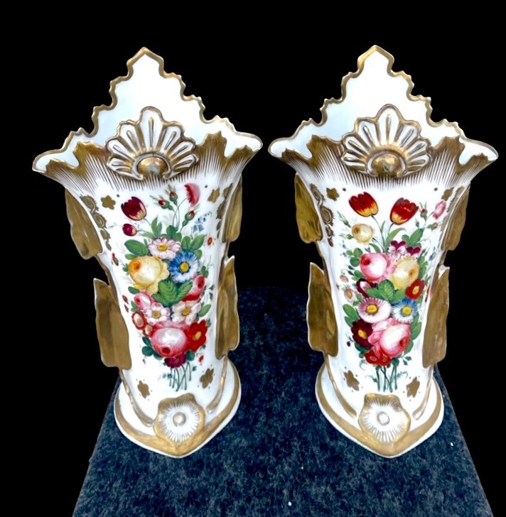 Paire De Vases De Forme Trompette En Porcelaine à Anses Feuillagées, Motifs Végétaux En Relief -photo-4