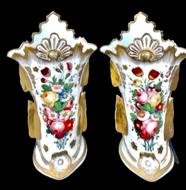 Paire De Vases De Forme Trompette En Porcelaine à Anses Feuillagées, Motifs Végétaux En Relief -photo-2