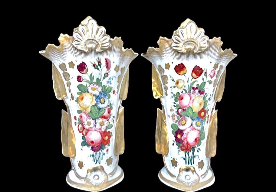 Paire De Vases De Forme Trompette En Porcelaine à Anses Feuillagées, Motifs Végétaux En Relief 