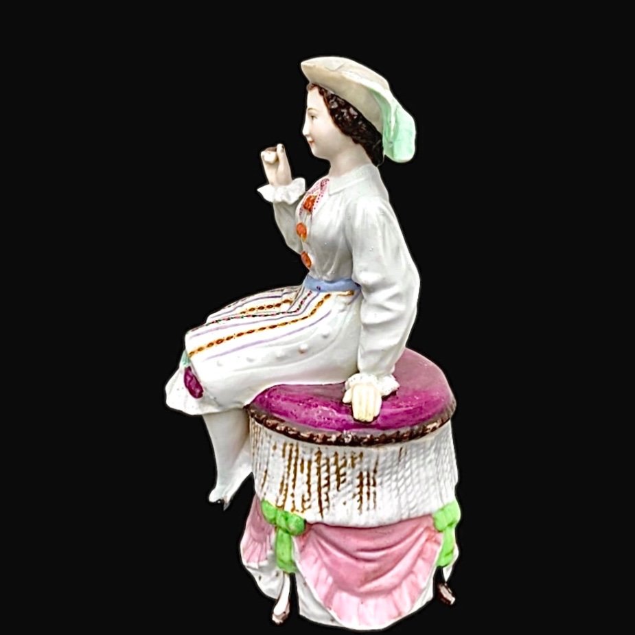 Boîte à tabac en porcelaine à décor d'une figure féminine assise avec un cigare. -photo-2